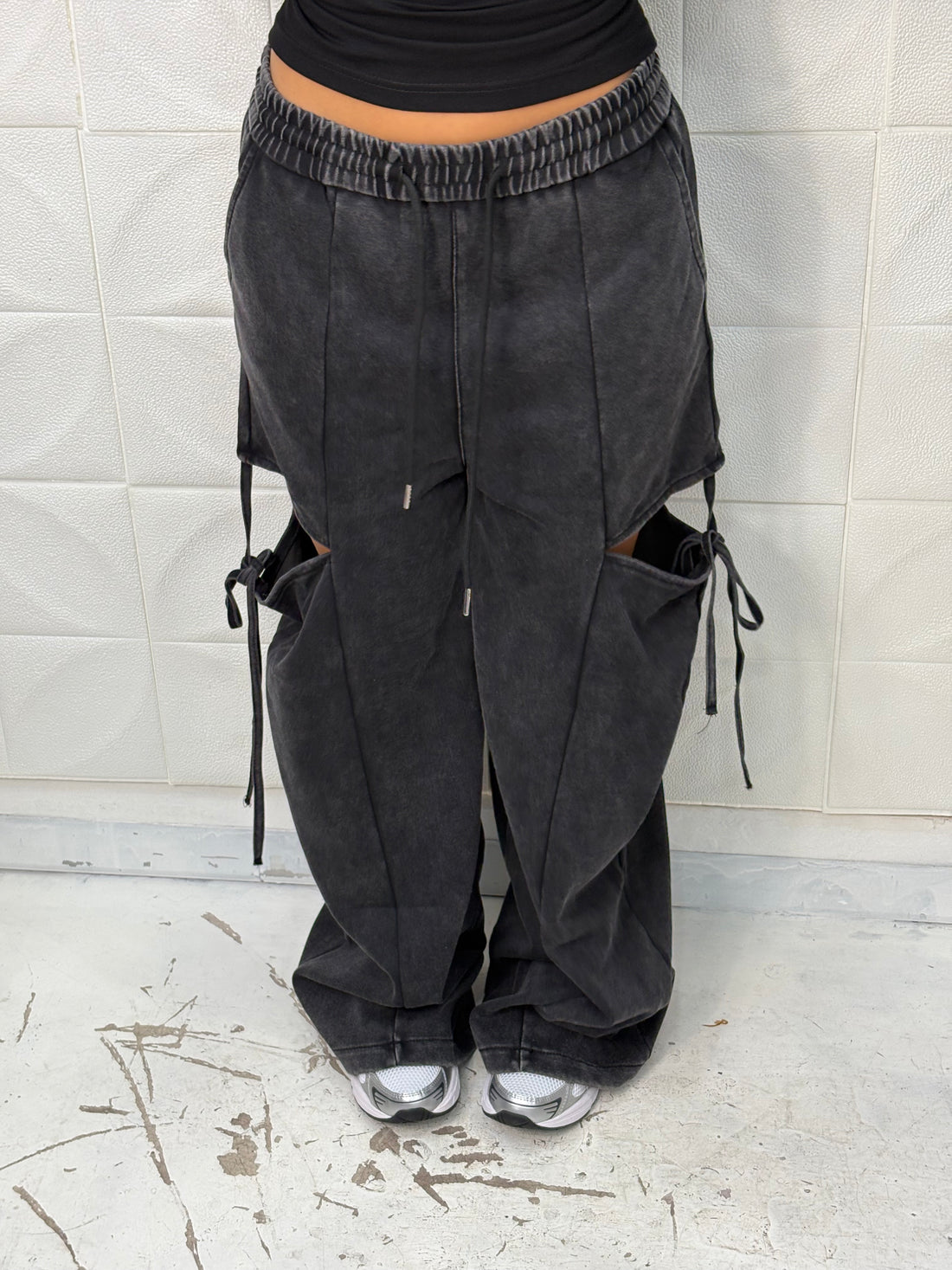 Pantalone tuta con spacchi