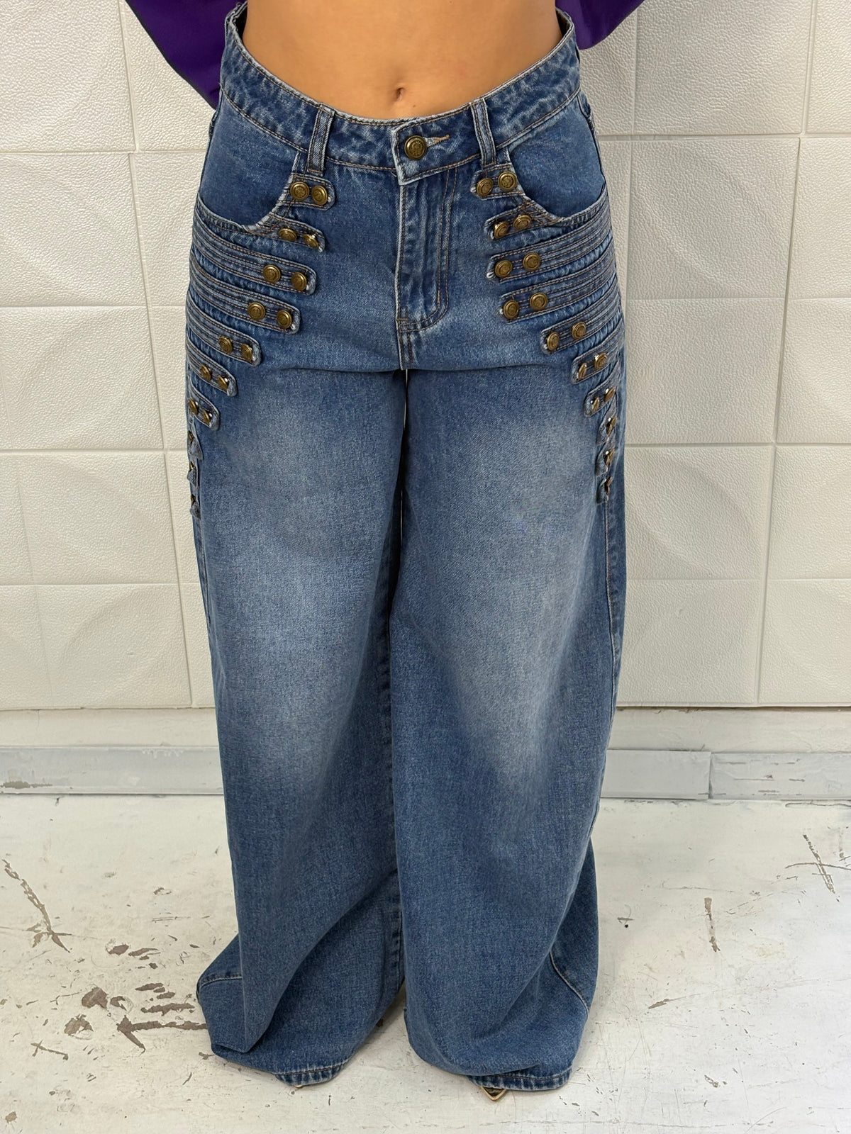 Jeans con bottoni gold