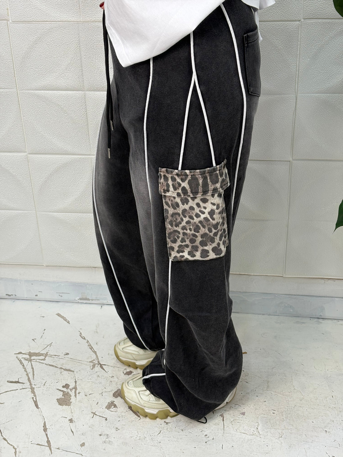Pantalone tuta tasca animalier