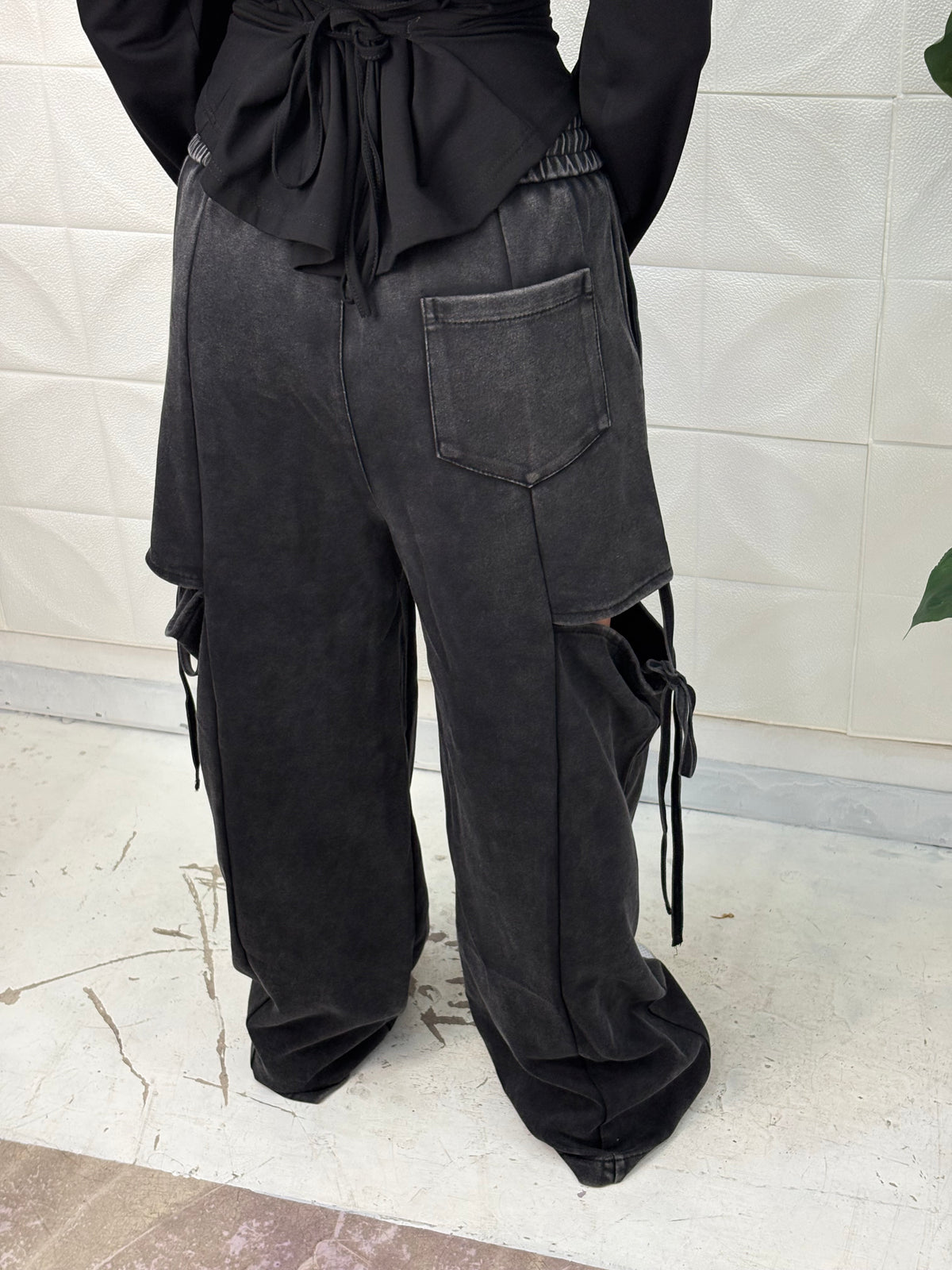 Pantalone tuta con spacchi
